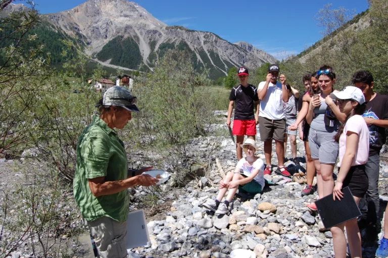 Fliessgewaesser erforschen (Foto © Schweizer Pärke) Fliessgewaesser erforschen (Foto © Schweizer Pärke)